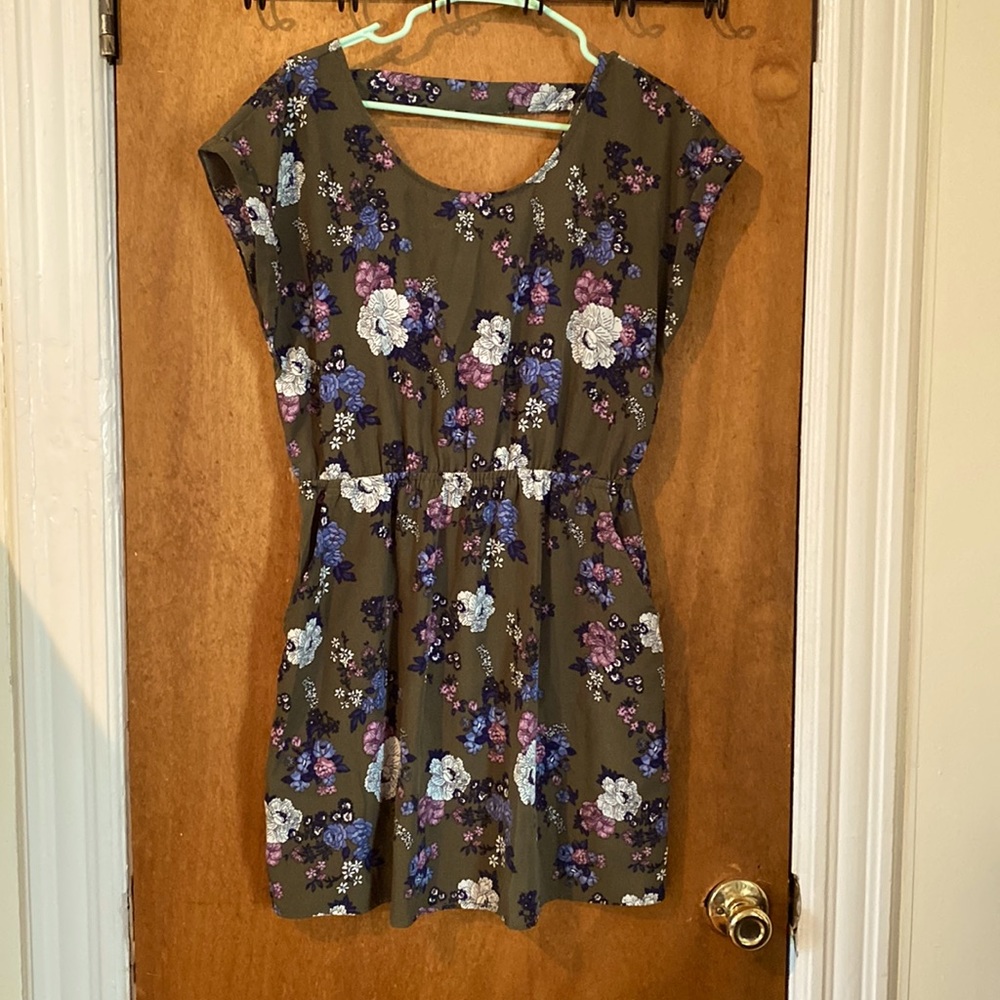 Adorable short round neck floral dress. Size L Hunter green with POCKETS!